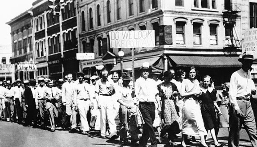 Medlemmer av fagforeningen United Textile workers of America marsjerer gjennom gatene I Macon, Georgia 3. september 1934, i oppkjøringen til generalstreiken som skulle holdes tirsdag 4. september. Medlemmer av fagforeningen United Textile workers of America marsjerer gjennom gatene I Macon, Georgia 3. september 1934, i oppkjøringen til generalstreiken som skulle holdes tirsdag 4. september.
