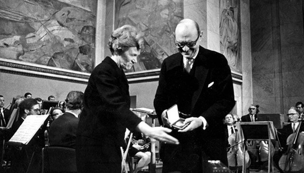 I 1969 fikk ILO Nobels fredspris for sitt arbeid med å bygge et internasjonalt lovverk basert på grunnleggende menneskerettigheter. Åse Lionæs, formann i Nobelkomiteen, overrekker prisen til ILOs generaldirektør David A. Morse. I 1969 fikk ILO Nobels fredspris for sitt arbeid med å bygge et internasjonalt lovverk basert på grunnleggende menneskerettigheter. Åse Lionæs, formann i Nobelkomiteen, overrekker prisen til ILOs generaldirektør David A. Morse.