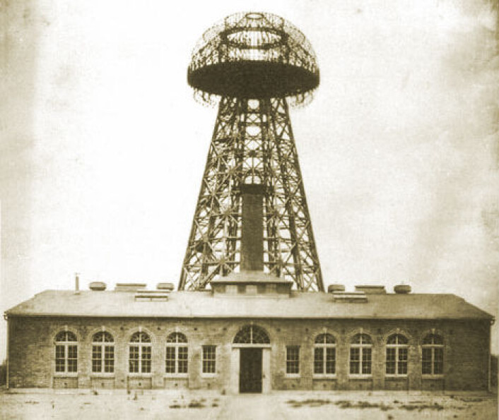 Wardenclyffe Tower på Long Island, fotografert i 1904, fire år før det stengte på grunn av pengemangel. Tårnet skulle realisere Nikola Teslas drøm om å overføre energi og informasjon trådløst. (Foto: Life Time/Wikimedia Commons) Wardenclyffe Tower på Long Island, fotografert i 1904, fire år før det stengte på grunn av pengemangel. Tårnet skulle realisere Nikola Teslas drøm om å overføre energi og informasjon trådløst. (Foto: Life Time/Wikimedia Commons)