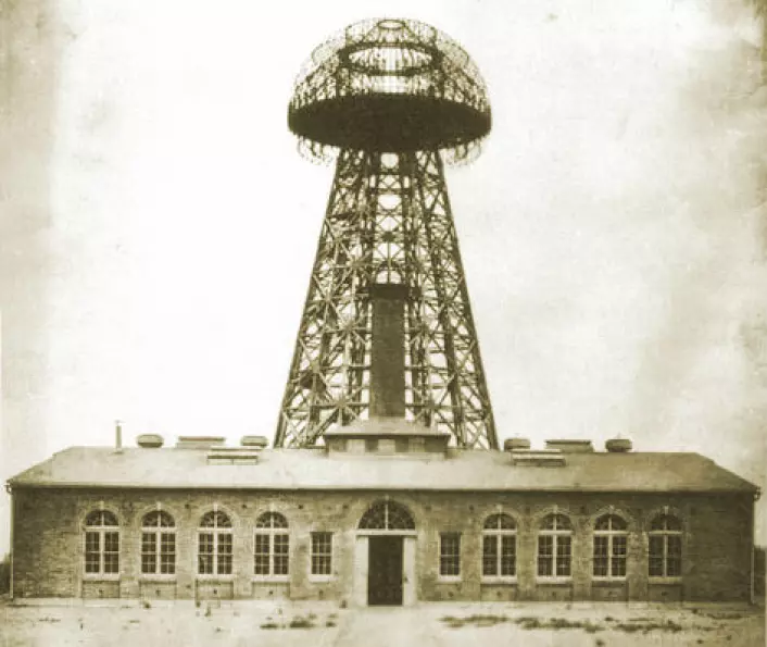 Wardenclyffe Tower på Long Island, fotografert i 1904, fire år før det stengte på grunn av pengemangel. Tårnet skulle realisere Nikola Teslas drøm om å overføre energi og informasjon trådløst. (Foto: Life Time/Wikimedia Commons)