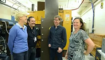 Nina Edin (t.v.), Theodossis Theodossiou, Eirik Malinen og Sunniva Siem på syklotronlaboratoriet. (Foto: Hilde Lynnebakken / UiO)