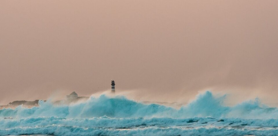 Fra Lopphavet i nord til Jomfruland i sør. Nå får du detaljerte varsler om bølgene langs de åtte farligste delene av kysten vår. Varselet kan brukes av alt fra rutebåter og fiskere, til surfere og kajakkpadlere. (Foto: Kai-Wilhelm Nessler, Samfoto)