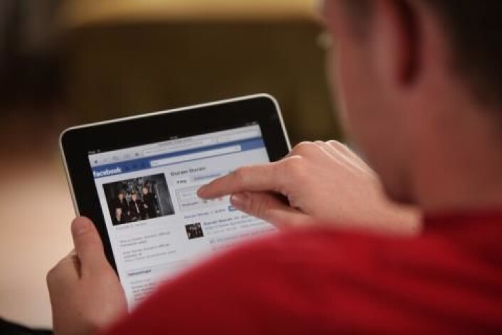 Facebook-forskningen viser at folk som får flere positive meldinger i nyhetsstrømmen, selv poster mer positive budskap. Forskningen ble gjort uten å informere brukerne på forhånd. (Illustrasjonsfoto: colourbox.no) Facebook-forskningen viser at folk som får flere positive meldinger i nyhetsstrømmen, selv poster mer positive budskap. Forskningen ble gjort uten å informere brukerne på forhånd. (Illustrasjonsfoto: colourbox.no)