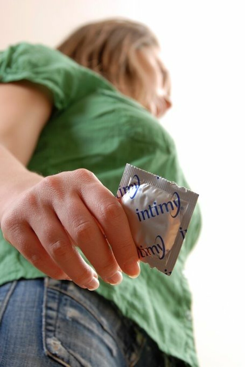 Jenter har fortsatt sex med kondom, selv om de har fått en vaksine som forebygger smitte med HPV-viruset, som overføres seksuelt. (Foto: Microstock)