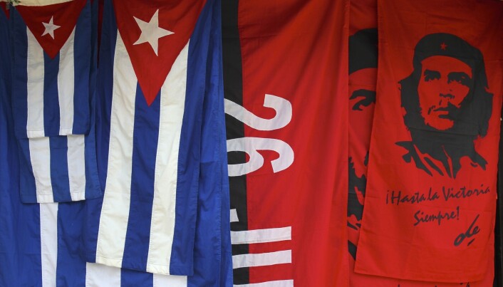 Avdøde Che Guevara er det nærmeste vi kommer en pinup boy for revolusjonære. Her på flagg du kan kjøpe på gata i Havana, Cuba. Både skjegget og klærne hans er blitt en del av ritualene til regimet på Cuba. Men enda viktigere for revolusjoner enn symboler, mener George Lawson, er musikk. Ingen revolusjoner er uten musikk. (Bilde: Amazon) Avdøde Che Guevara er det nærmeste vi kommer en pinup boy for revolusjonære. Her på flagg du kan kjøpe på gata i Havana, Cuba. Både skjegget og klærne hans er blitt en del av ritualene til regimet på Cuba. Men enda viktigere for revolusjoner enn symboler, mener George Lawson, er musikk. Ingen revolusjoner er uten musikk. (Bilde: Amazon)