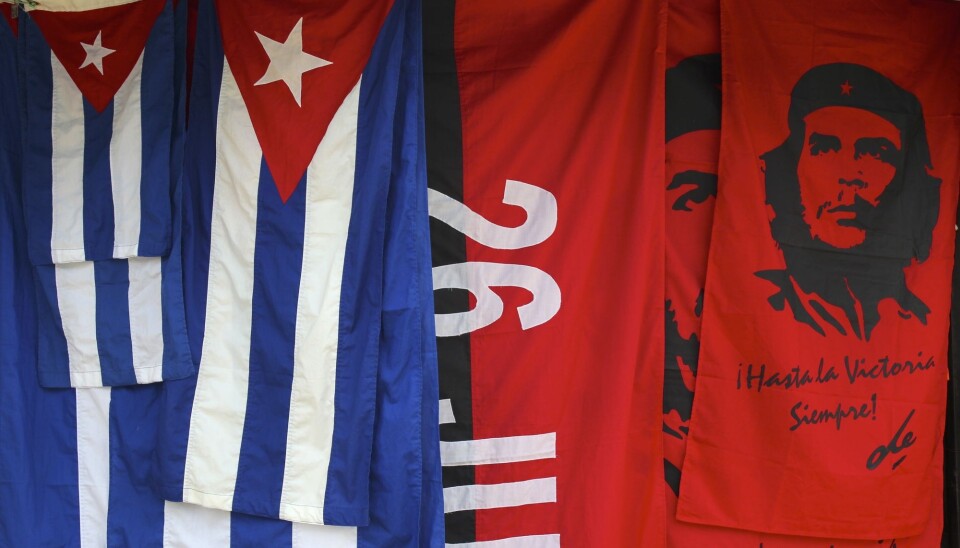 Avdøde Che Guevara er det nærmeste vi kommer en pinup boy for revolusjonære. Her på flagg du kan kjøpe på gata i Havana, Cuba. Både skjegget og klærne hans er blitt en del av ritualene til regimet på Cuba. Men enda viktigere for revolusjoner enn symboler, mener George Lawson, er musikk. Ingen revolusjoner er uten musikk. (Bilde: Amazon)