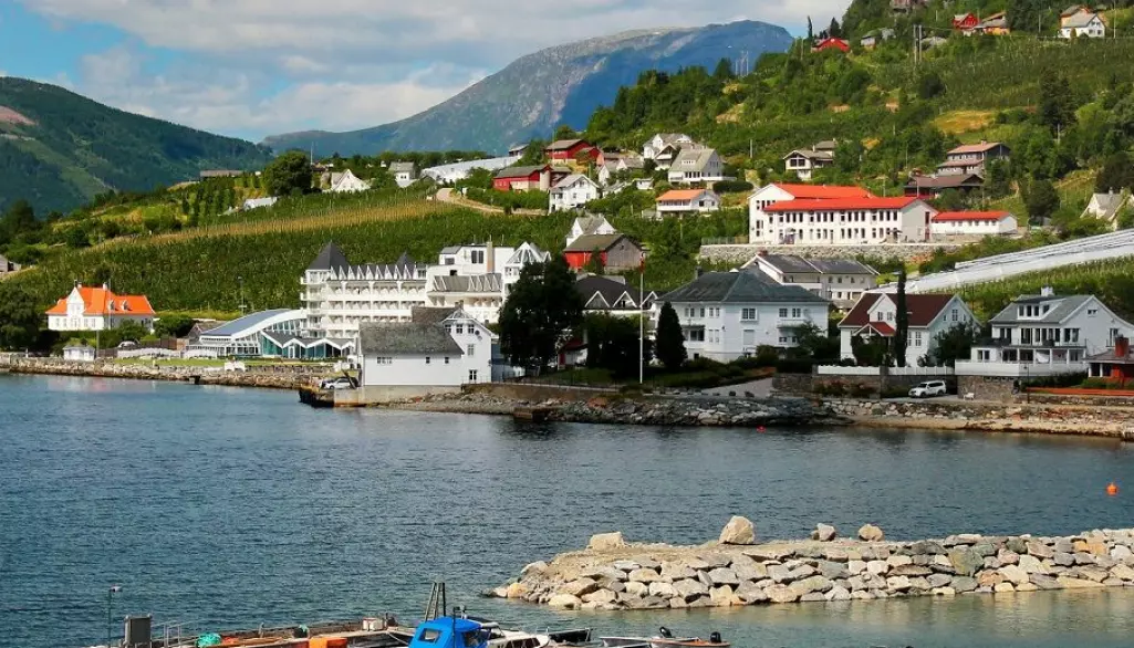 Familieeide hoteller i distriktene er eksempler på de som kommer dårlig ut når myndighetene beregner formueskatten. Her ærverdige Ullensvang hotell i Hardanger. (Foto: aquatarkus / Shutterstock / NTB scanpix).