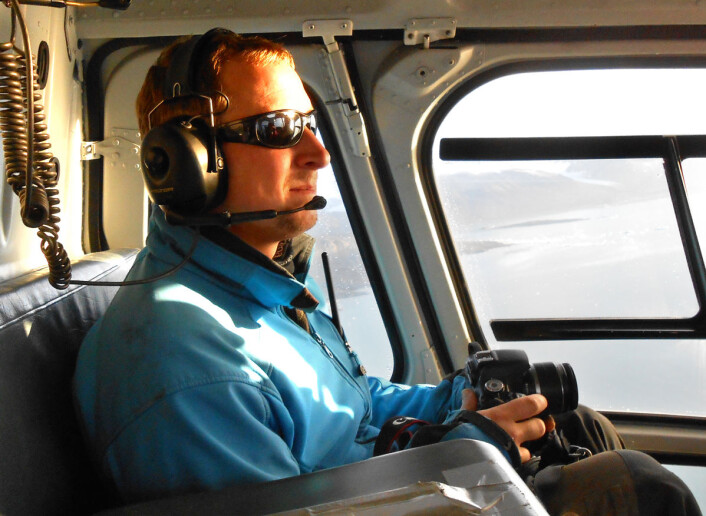 Christopher Nuth med kamera i helikopter over Kronebreen, klar for å gjøre opptak av nye kalvinger. (Foto: Universitetet i Oslo) Christopher Nuth med kamera i helikopter over Kronebreen, klar for å gjøre opptak av nye kalvinger. (Foto: Universitetet i Oslo)