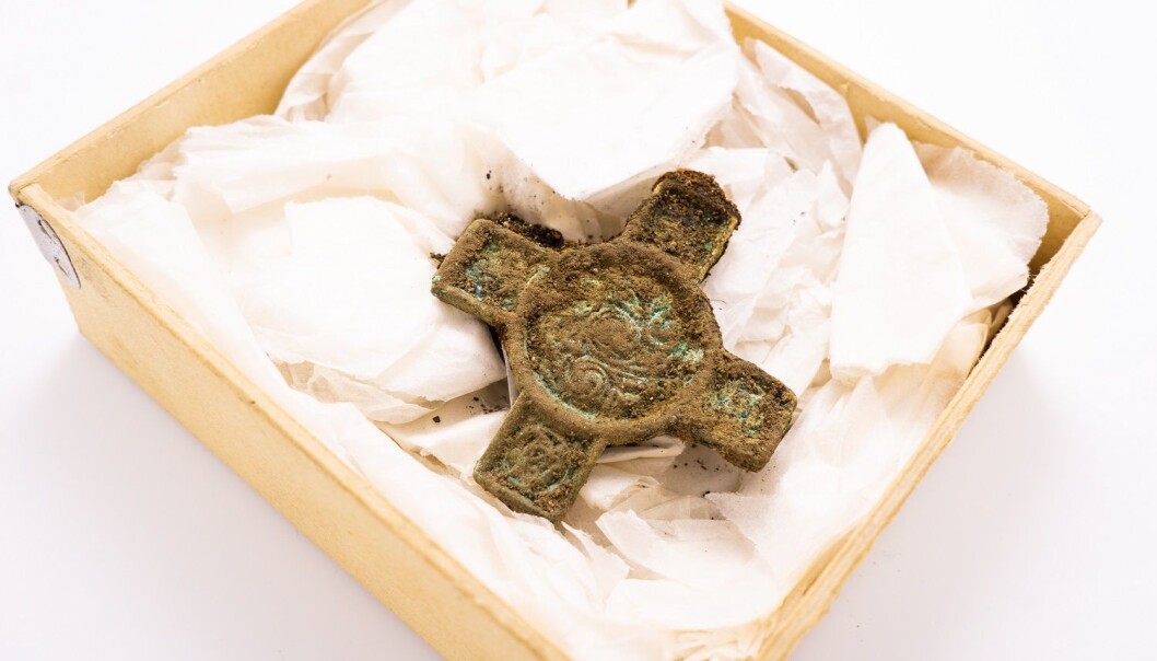 Den korsformede spennen ble funnet i kvinnens grav. (Foto: Raymond Sauvage / NTNU Vitenskapsmuseet) Den korsformede spennen ble funnet i kvinnens grav. (Foto: Raymond Sauvage / NTNU Vitenskapsmuseet)