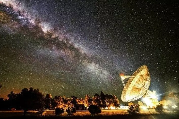 Her ser det ut som om Melkeveien har retta seg etter det enorme radioteleskopet Parkes Observatory i Australia. (Foto: Wayne England)