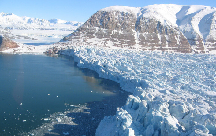 Kronebreen ligger om lag 100 kilometer nordvest for Longyearbyen. Den kalver direkte ut i havet, i likhet med litt under halvparten av alle verdens breer. Derfor er det viktig å kjenne til hvor ofte breer kalver for å kunne beregne hvordan havnivået vil stige i framtida. (Foto: Christopher Nuth, Universitetet i Oslo) Kronebreen ligger om lag 100 kilometer nordvest for Longyearbyen. Den kalver direkte ut i havet, i likhet med litt under halvparten av alle verdens breer. Derfor er det viktig å kjenne til hvor ofte breer kalver for å kunne beregne hvordan havnivået vil stige i framtida. (Foto: Christopher Nuth, Universitetet i Oslo)