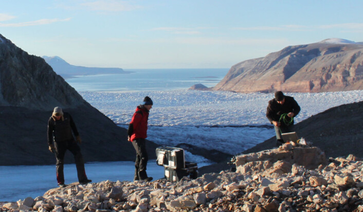 De midlertidige seismiske målerne som ble satt opp på Kronebreen i 2013 var starten på prosjekt Seismoglac, som skal bruke seismiske målinger til å gi bedre teoretiske modeller for hvordan isbreer reagerer på klimaendringene. (Foto: Christopher Nuth, Universitetet i Oslo) De midlertidige seismiske målerne som ble satt opp på Kronebreen i 2013 var starten på prosjekt Seismoglac, som skal bruke seismiske målinger til å gi bedre teoretiske modeller for hvordan isbreer reagerer på klimaendringene. (Foto: Christopher Nuth, Universitetet i Oslo)