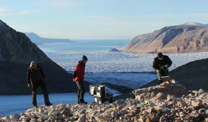 De midlertidige seismiske målerne som ble satt opp på Kronebreen i 2013 var starten på prosjekt Seismoglac, som skal bruke seismiske målinger til å gi bedre teoretiske modeller for hvordan isbreer reagerer på klimaendringene. (Foto: Christopher Nuth, Universitetet i Oslo)