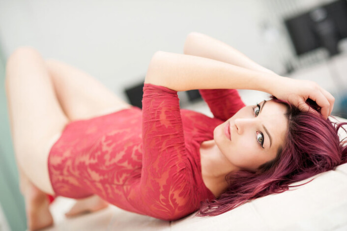Vi har en tendens til å tro at kvinner i rødt er mer interessert i sex enn kvinner i andre farger. (Foto: Microstock) Vi har en tendens til å tro at kvinner i rødt er mer interessert i sex enn kvinner i andre farger. (Foto: Microstock)