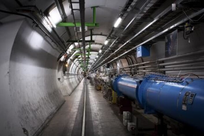 LHC-tunnelen løper 27 kilometer under jorden og krysser tre landegrenser. LHC står for Large Hadron Collider. Large, fordi det er verdens største partikkelakselerator; Hadron, fordi den akselererer protoner og ioner, som begge er hadroner; Collider, fordi partiklene blir ledet rundt i to motsattrettede stråler, slik at de kan kollidere. (Foto: Kristian Secher) LHC-tunnelen løper 27 kilometer under jorden og krysser tre landegrenser. LHC står for Large Hadron Collider. Large, fordi det er verdens største partikkelakselerator; Hadron, fordi den akselererer protoner og ioner, som begge er hadroner; Collider, fordi partiklene blir ledet rundt i to motsattrettede stråler, slik at de kan kollidere. (Foto: Kristian Secher)
