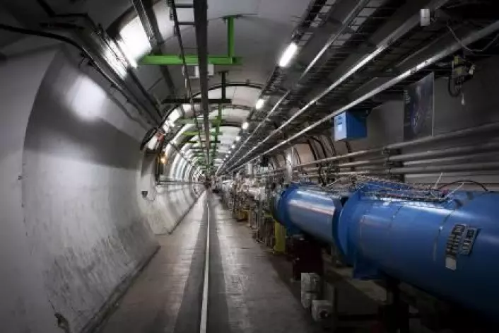 LHC-tunnelen løper 27 kilometer under jorden og krysser tre landegrenser. LHC står for Large Hadron Collider. Large, fordi det er verdens største partikkelakselerator; Hadron, fordi den akselererer protoner og ioner, som begge er hadroner; Collider, fordi partiklene blir ledet rundt i to motsattrettede stråler, slik at de kan kollidere. (Foto: Kristian Secher)