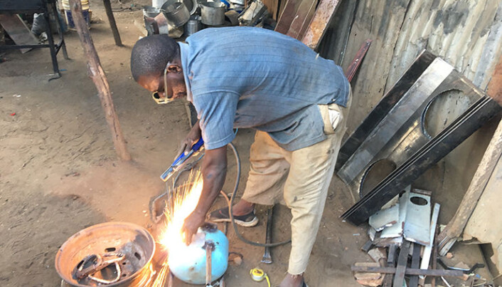Arbeid ved verksted i Dar-es-Salaam. Arbeid ved verksted i Dar-es-Salaam.