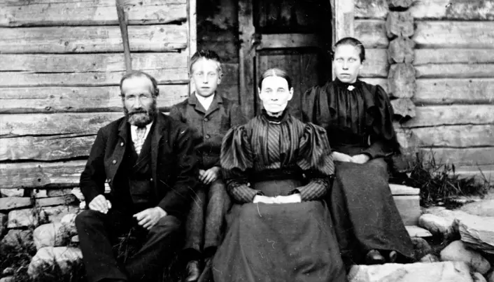 Nordmenn var på slutten av 1800-tallet mye mindre rike enn vi er i dag. Men var de dermed fattige? Kan vi ha misforstått? Her et foto av husmann Ole Andersen med kona Tonette og barna Otto og Trine. Familien bodde på Helgøya i Mjøsa. (Ukjent fotograf)