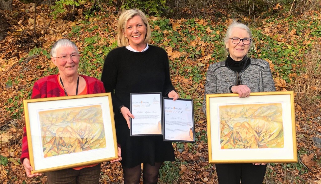 Halldis Myhre Tvete, t.v., og Kari Bentzen, t.h., mottok Plantearvenprisen 2019 for reetablering av hagen ved Ringebu Prestegard. Prisutdelar var divisjonsdirektør Hildegunn Norheim i NIBIO Kart og statistikk. (Foto: Nina Sæther). Halldis Myhre Tvete, t.v., og Kari Bentzen, t.h., mottok Plantearvenprisen 2019 for reetablering av hagen ved Ringebu Prestegard. Prisutdelar var divisjonsdirektør Hildegunn Norheim i NIBIO Kart og statistikk. (Foto: Nina Sæther).