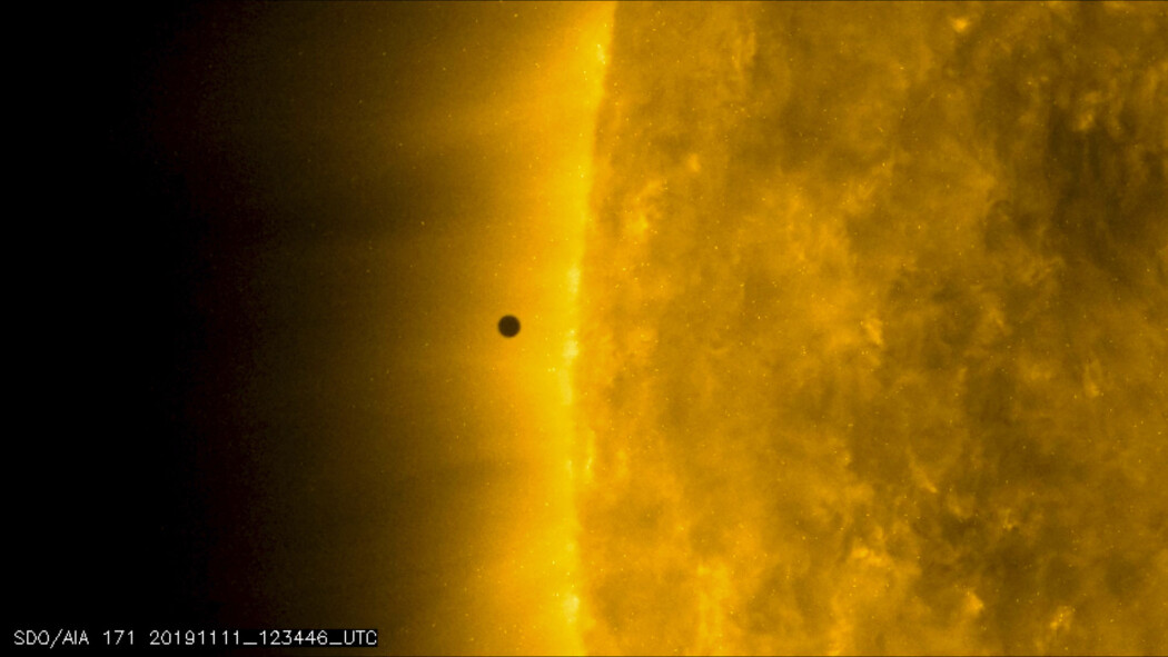 Stillbilde fra NASA som viser Merkur idet planeten passerer mellom jorda og sola mandag. (Foto: NASA Solar Dynamics Observatory via AP / NTB scanpix) Stillbilde fra NASA som viser Merkur idet planeten passerer mellom jorda og sola mandag. (Foto: NASA Solar Dynamics Observatory via AP / NTB scanpix)