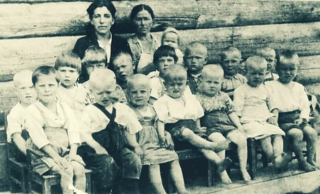 Barna fra norske Tsypnavolok led mye under krigen. Mange døde av sult og underernæring. Bildet er tatt i Tarza sør for Arkhangelsk, dit mange av nordmennene ble sendt.