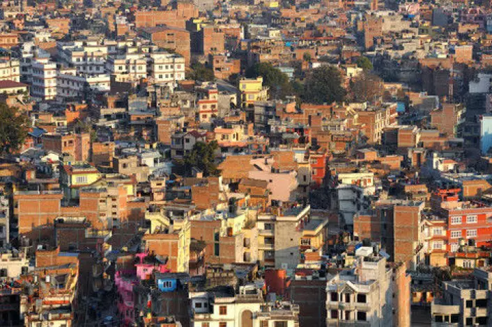 Kronikkforfatterne etterlyser mer kunnskap om ulovlige pengestrømmer fra fattige land. Bildet viser Kathmandu City i Nepal. (Foto: Colourbox)