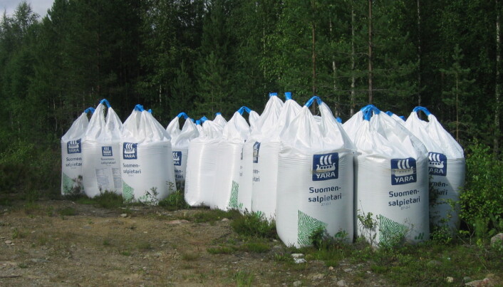 Sekker med norsklagd kunstgjødsel står klar til bruk i et finsk skogbruk. Det å tilføre nitrogen til naturlige miljøer er omstridt. (Foto: Seppvei/Wikimedia Commons) Sekker med norsklagd kunstgjødsel står klar til bruk i et finsk skogbruk. Det å tilføre nitrogen til naturlige miljøer er omstridt. (Foto: Seppvei/Wikimedia Commons)