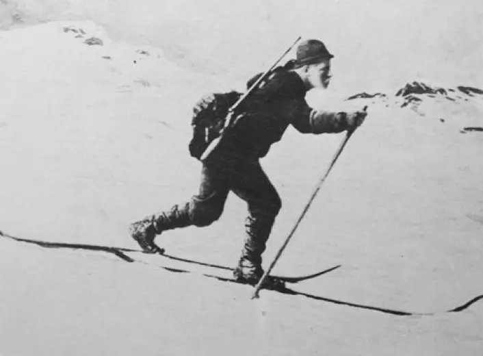 I år er det 150 år sidan Fridtjof Nansen blei født. Då polfareren gjekk på ski, snakka han om skiløbning. (Foto: Skimuseet)