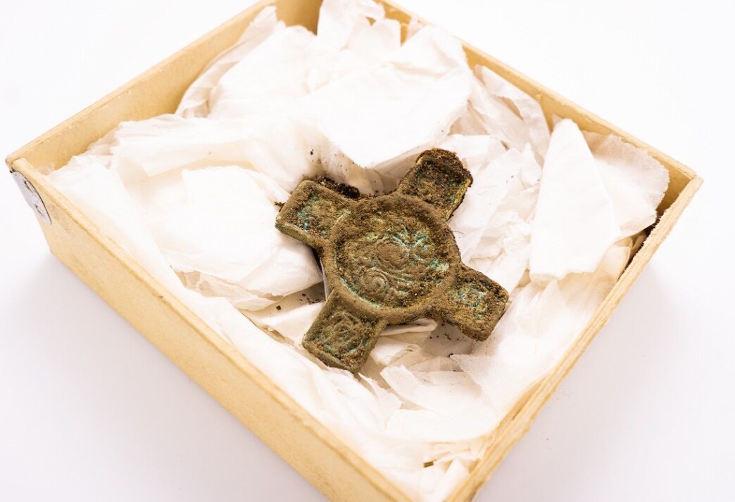 This crucifix-shaped brooch was found in the woman’s grave. (Photo: Raymond Sauvage, NTNU Vitenskapsmuseet) This crucifix-shaped brooch was found in the woman’s grave. (Photo: Raymond Sauvage, NTNU Vitenskapsmuseet)