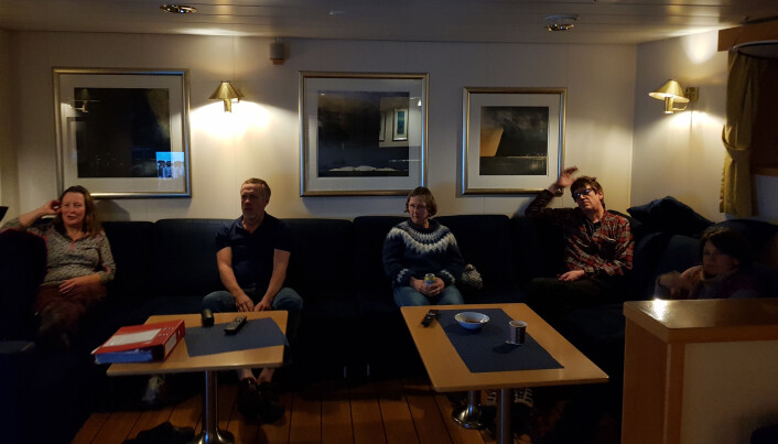 Anne, Henning, Guri og Pål slapper av og ser på en film på frivakta. Bilder: Lilja R. Bjarnadóttir Anne, Henning, Guri og Pål slapper av og ser på en film på frivakta. Bilder: Lilja R. Bjarnadóttir