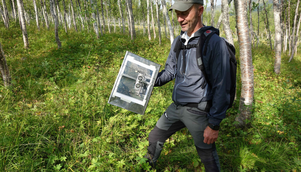 Her er Finn-Arne Haugen i feltarbeid med utstyr for kartlegging av vegetasjon. Her er Finn-Arne Haugen i feltarbeid med utstyr for kartlegging av vegetasjon.