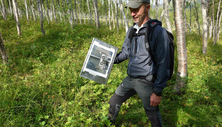 Her er Finn-Arne Haugen i feltarbeid med utstyr for kartlegging av vegetasjon.