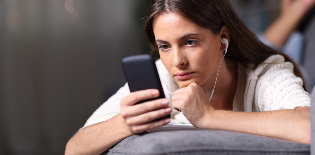 Når du lytter til musikk og podkaster i strømmetjenester som Spotify, oppbevares og behandles de digitale lydfilene av datasentre som bruker mye strøm og dermed fører til klimagassutslipp. Når du lytter til musikk og podkaster i strømmetjenester som Spotify, oppbevares og behandles de digitale lydfilene av datasentre som bruker mye strøm og dermed fører til klimagassutslipp.