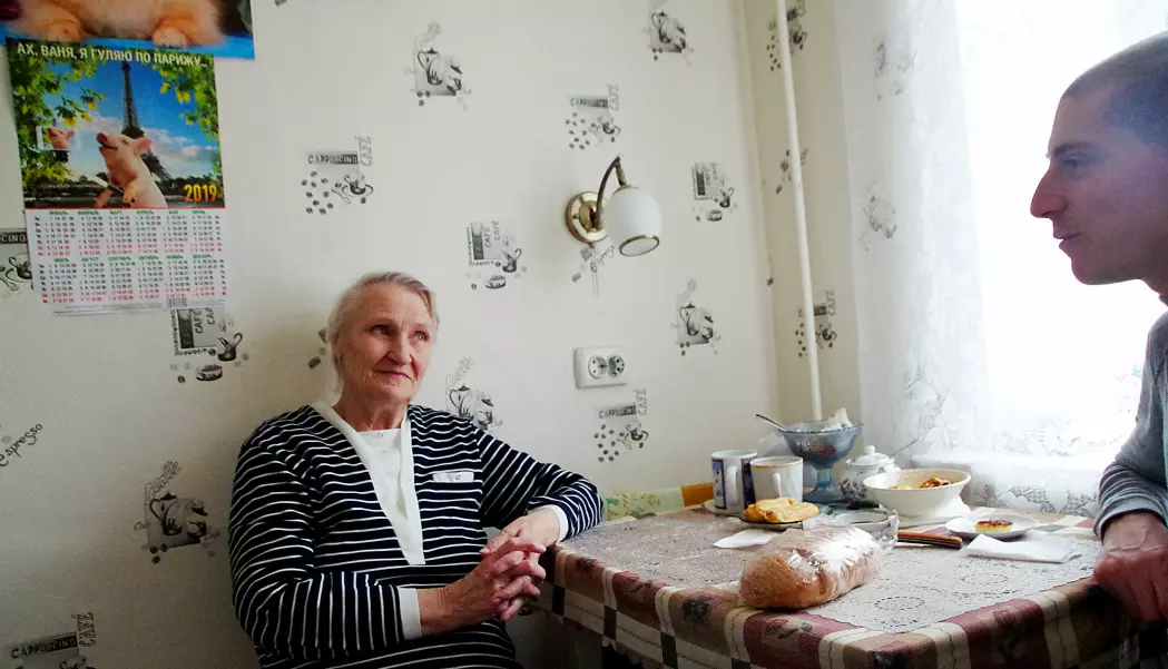 Gudrun Aleksandrovna Mironova husker godt de grusomme opplevelsene som barn. Men hun kan også fortelle om nordmenn og andre som gjorde motstand, på sitt vis. Lukas Allemann (til høyre) er fra Sveits og jobber som sosialantropolog og historiker hos Arktisk senter ved Lapplandsuniversitetet i Finland.