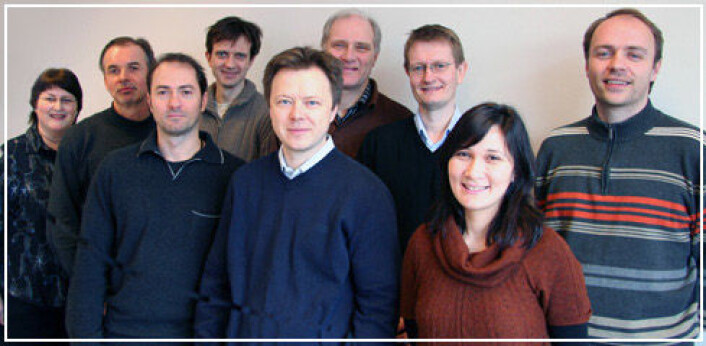 Folk ved SIMLab, fra venstre: Toril M. Wahlberg, Øystein Grong, Raffaele Porcaro, Arild H. Clausen, Tore Børvik, Magnus Langseth, Odd Sture Hopperstad, Aase Reyes, Odd-Geir Lademo. (Foto: NTNU) Folk ved SIMLab, fra venstre: Toril M. Wahlberg, Øystein Grong, Raffaele Porcaro, Arild H. Clausen, Tore Børvik, Magnus Langseth, Odd Sture Hopperstad, Aase Reyes, Odd-Geir Lademo. (Foto: NTNU)