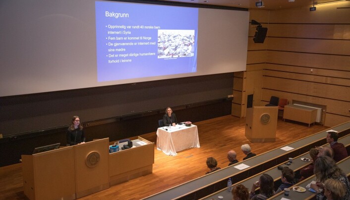 Under prøveforelesningen i forkant av disputasen svarte Martnes på spørsmålet om norske myndigheter har plikt til å bistå norske barn i interneringsleirer i Syria med å komme til Norge. – Ja. Norge har plikt til det, svarte hun. Under prøveforelesningen i forkant av disputasen svarte Martnes på spørsmålet om norske myndigheter har plikt til å bistå norske barn i interneringsleirer i Syria med å komme til Norge. – Ja. Norge har plikt til det, svarte hun.