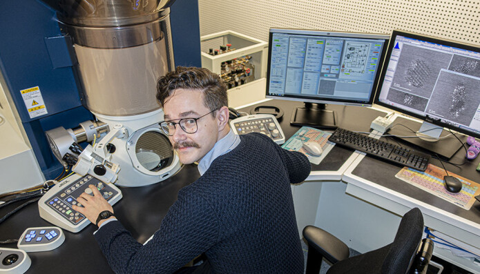 Christiansen experiments with aluminium crashes at the nano level. He uses NTNU's transmission electron microscope in his work. Christiansen experiments with aluminium crashes at the nano level. He uses NTNU's transmission electron microscope in his work.