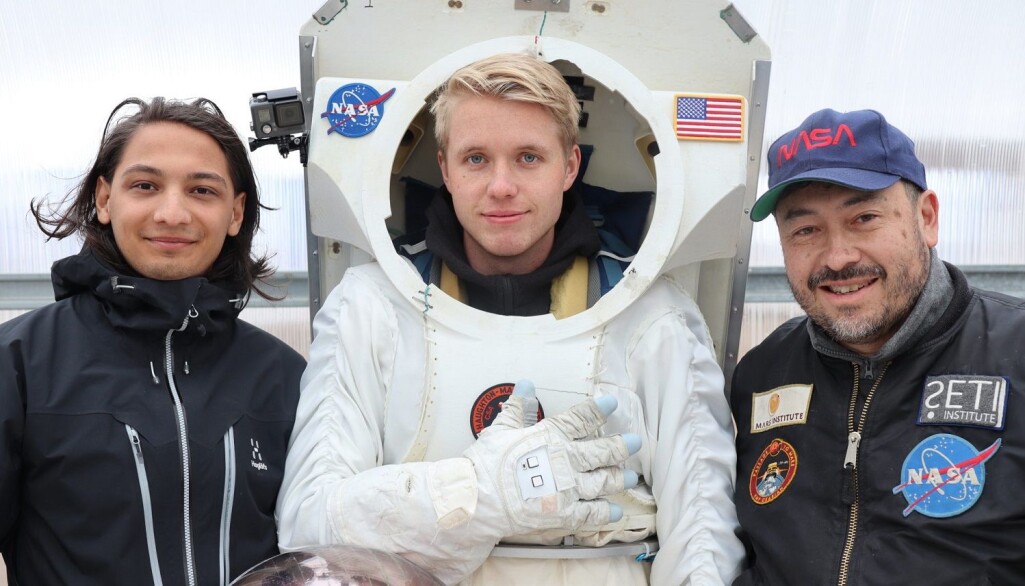 Gründerne og NTNU-studentene Moina Medboe Tamuly (t.v.) og Sondre Tagestad fra Ntention deltok på testingen av Ntentions smarte astronauthanske på forskningsstasjonen NASA Haughton-Mars Project. Til høyre doktor Pascal Lee, direktør for forskningsstasjonen på Devon Island og romforsker ved Mars Institute. Gründerne og NTNU-studentene Moina Medboe Tamuly (t.v.) og Sondre Tagestad fra Ntention deltok på testingen av Ntentions smarte astronauthanske på forskningsstasjonen NASA Haughton-Mars Project. Til høyre doktor Pascal Lee, direktør for forskningsstasjonen på Devon Island og romforsker ved Mars Institute.