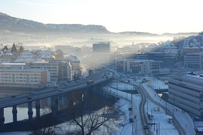 Smog ligger som et lokk over Bergen by. Målinger fra Danmarks plass viste at størsteparten bestod av nitrogenoksider. Smog ligger som et lokk over Bergen by. Målinger fra Danmarks plass viste at størsteparten bestod av nitrogenoksider.