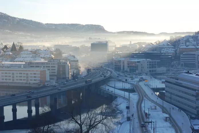 Smog ligger som et lokk over Bergen by. Målinger fra Danmarks plass viste at størsteparten bestod av nitrogenoksider.