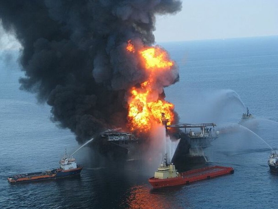 Oljeriggen Deepwater Horizon i flammer 21. april 2010. (Foto: US Coastguard)