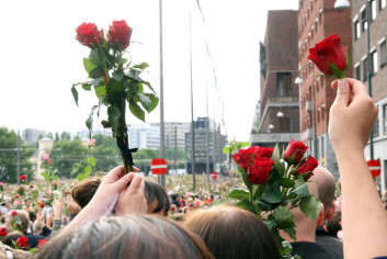 Rosetoget i Oslo etter terrorangrepet mot Oslo og Utøya 22. juli 2011 (Foto: Erik F. Brandsborg, Aktiv I Oslo.no) Rosetoget i Oslo etter terrorangrepet mot Oslo og Utøya 22. juli 2011 (Foto: Erik F. Brandsborg, Aktiv I Oslo.no)