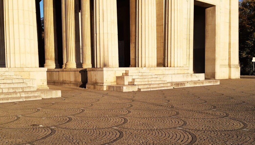 Et geologisk bymiljø på Königsplatz i München. Et geologisk bymiljø på Königsplatz i München.