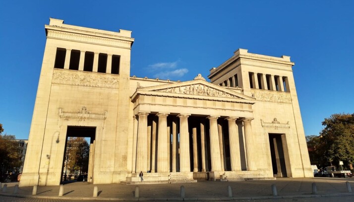 Propyläen i kalkstein på Königsplatz ble bygd for Kronprins Ludwig av Bayern og sto ferdig i 1862. Propyläen i kalkstein på Königsplatz ble bygd for Kronprins Ludwig av Bayern og sto ferdig i 1862.