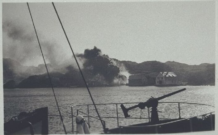 Telavåg jevnes med jorden 30. april 1942. (Foto: Nordsjøfartsmuseet) Telavåg jevnes med jorden 30. april 1942. (Foto: Nordsjøfartsmuseet)
