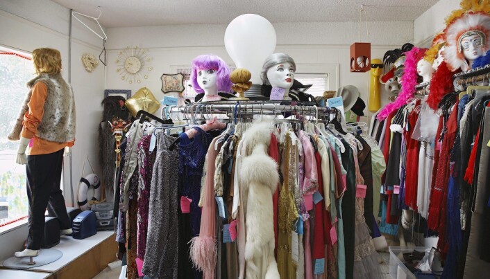 It makes a difference for your carbon footprint to buy used clothing. But it’s not enough. It makes a difference for your carbon footprint to buy used clothing. But it’s not enough.