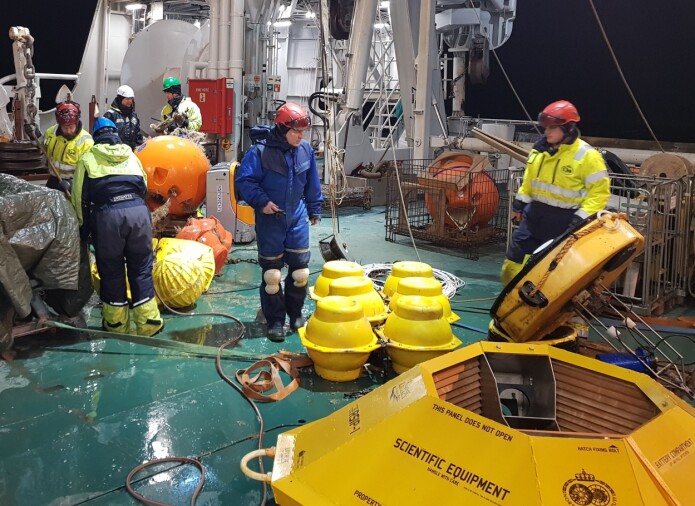 Når en oseanografisk rigg er trygt ombord etter å ha stått et til to år ute i havet, er det tid for å pleie de oseanografiske måleinstrumentene på riggen. Når en oseanografisk rigg er trygt ombord etter å ha stått et til to år ute i havet, er det tid for å pleie de oseanografiske måleinstrumentene på riggen.