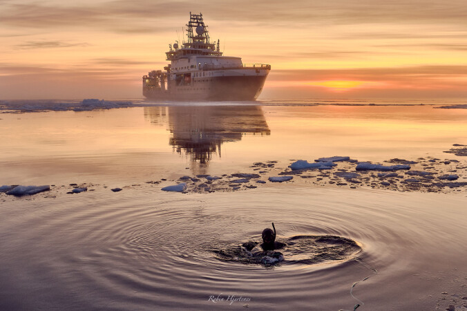 Avatar Alliance Foundation fotograf, Lu Lamar, tester dykkedrakten sin foran isbryteren Kronprins Haakon. Her er de 4000 meter over Aurora-feltet. Avatar Alliance Foundation fotograf, Lu Lamar, tester dykkedrakten sin foran isbryteren Kronprins Haakon. Her er de 4000 meter over Aurora-feltet.
