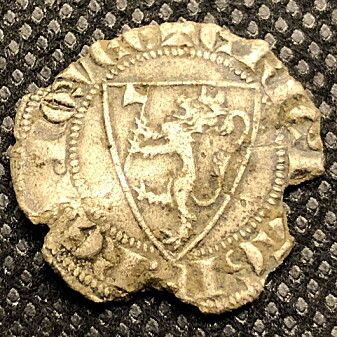 Kong Eirik Magnusson (1280-1299) utformet det norske riksvåpenet slik vi kjenner det i dag. I tråd med datidens idealer falt valget på noe så unorsk som en løve. Den ga kong Eirik en øks mellom labbene og en krone på hodet. Her en sølvpenning fra Eirik Magnussons tid funnet av en metalleter Roy Søreng på dyrket mark i Trøndelag i 2018. Kong Eirik Magnusson (1280-1299) utformet det norske riksvåpenet slik vi kjenner det i dag. I tråd med datidens idealer falt valget på noe så unorsk som en løve. Den ga kong Eirik en øks mellom labbene og en krone på hodet. Her en sølvpenning fra Eirik Magnussons tid funnet av en metalleter Roy Søreng på dyrket mark i Trøndelag i 2018.