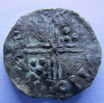Denne sjeldne penningen fra vikingkongen Harald Hardråde (1047-1066) sin tid ble funnet av metallsøker Egil Bjørnsgård på dyrket mark i Oppland i 2015. Denne sjeldne penningen fra vikingkongen Harald Hardråde (1047-1066) sin tid ble funnet av metallsøker Egil Bjørnsgård på dyrket mark i Oppland i 2015.